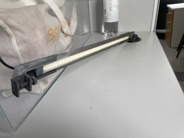 使用了一年的吉印刀锋超薄鱼缸灯