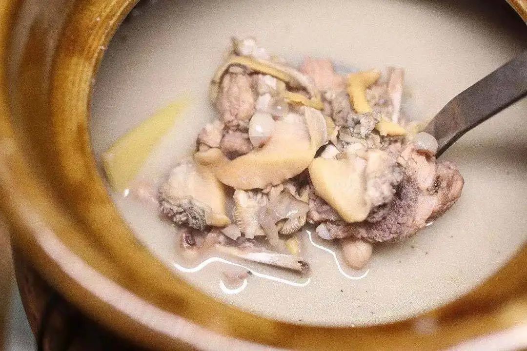 老南京人常常会将蚌肉与咸肉、野菜一同煲汤，极为鲜美 ©图源网络