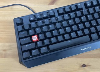 小巧简洁的樱桃键盘。