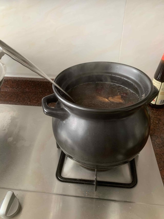 据说每个广东人家里都有一口这样的锅