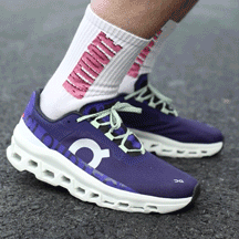 全网首发|昂跑全新Cloudmonster 怪兽鞋上脚初体验，镂空软弹脚感就是香