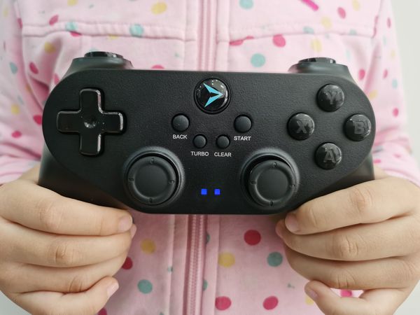 用免费的游戏手柄玩游戏，就一个字：爽！