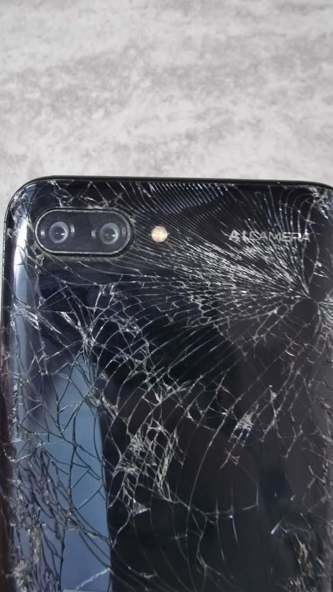 荣耀10 gt 安卓手机怎么样 每次翻出来,都会心口痛的战损手机_什么