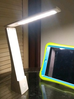 得力LED折叠款阅读台灯