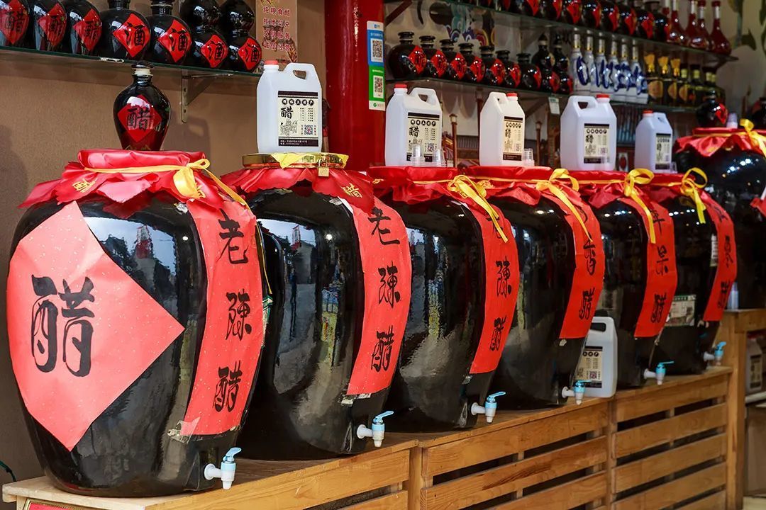 平遥古城醋作坊商铺的醋坛子 08图虫创意