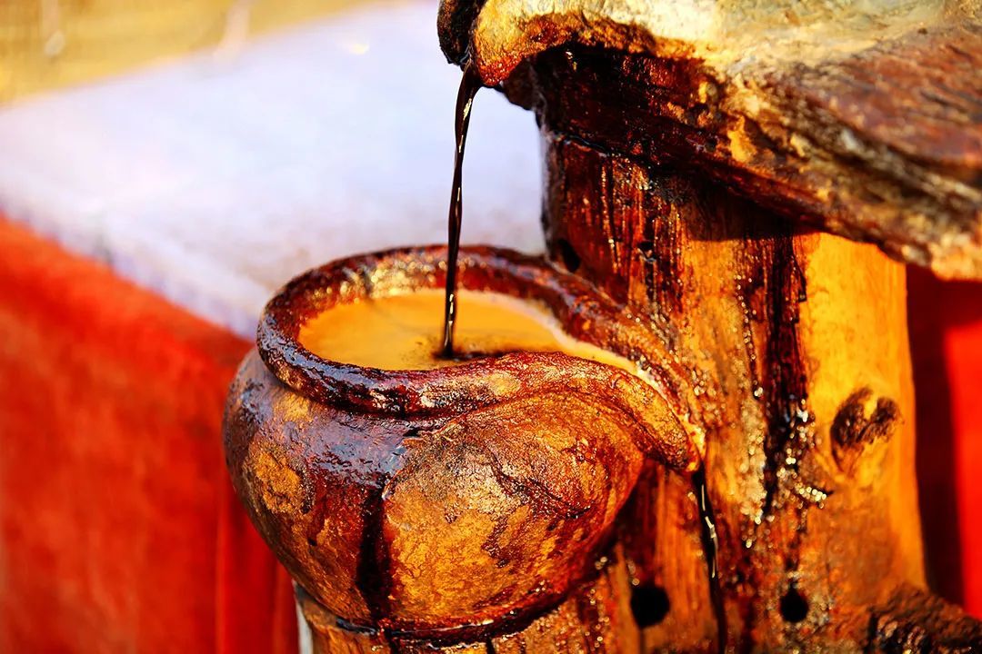 运用传统酿造工艺的山西陈醋制造现场，制成的醋液拥有天然的棕红色 ©图虫创意