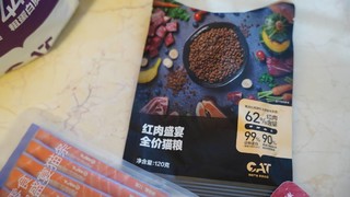 猫咪过年，超大袋猫粮，目测可以干饭半年