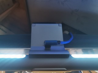 电脑桌面补光的最佳利器，易来屏幕挂灯