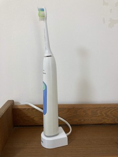 舒适耐用的飞利浦6系电动牙刷。