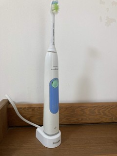 舒适耐用的飞利浦6系电动牙刷。