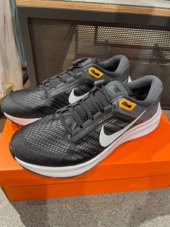 脚感偏硬的Nike zoom跑鞋