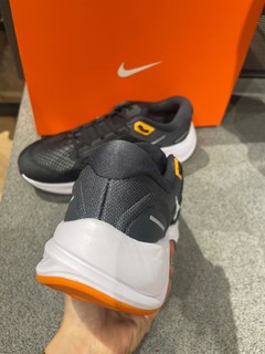 脚感偏硬的Nike zoom跑鞋