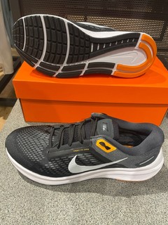 脚感偏硬的Nike zoom跑鞋