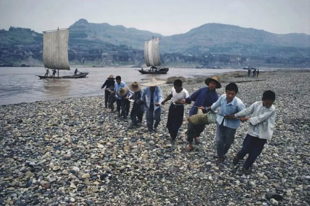 1980年,重庆,长江纤夫1980年,乐山大佛脚趾上坐着的游客2010年,上海