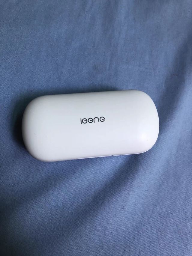 洁白无瑕的耳机