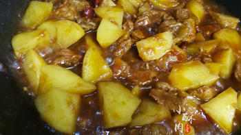 土豆炖牛腩的家常做法，牛腩软烂入味，土豆糯香可口，太好吃了