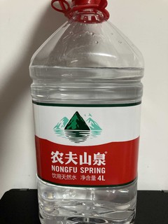 居家必备的农夫山泉天然水。