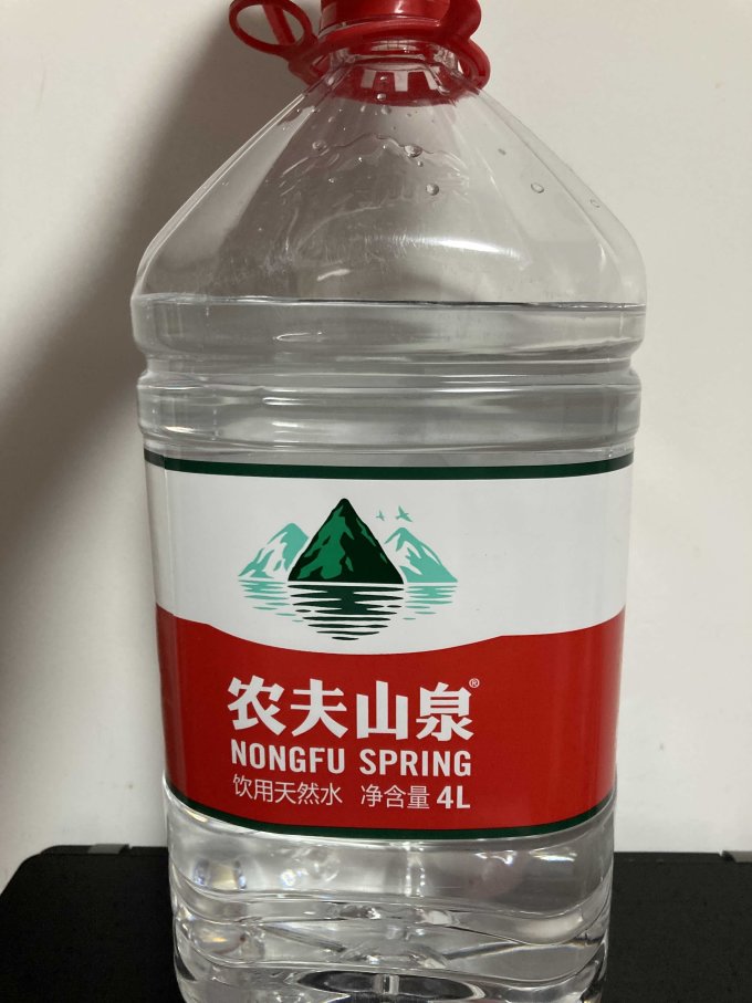 居家必备的农夫山泉天然水