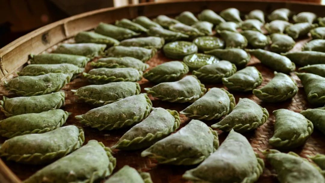 和饺子在外形上有几分相似的龙游清明粿.08图虫创意