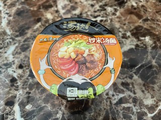 含有大块牛肉的罗宋汤泡面，非常带感