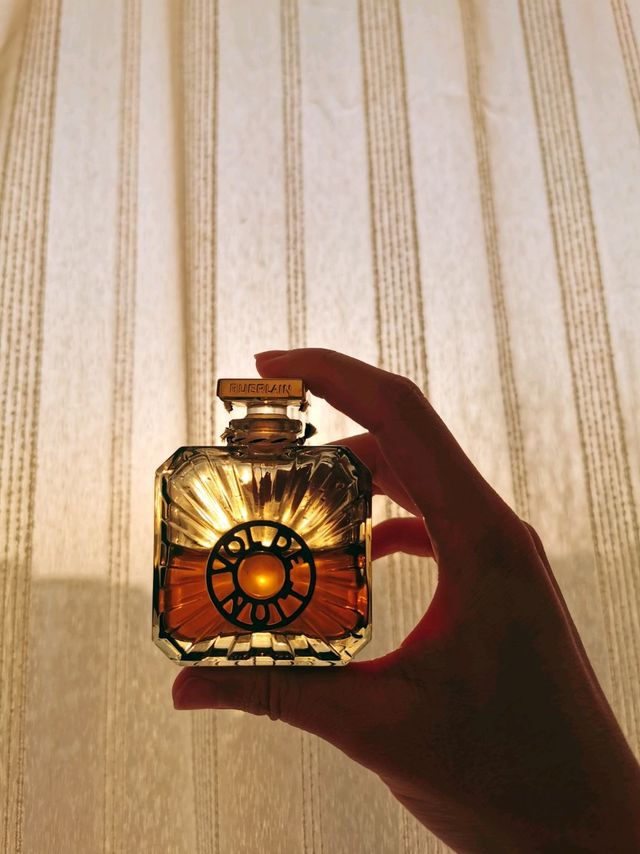 亦舒挚爱的午夜飞行确实太迷人了