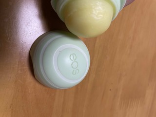 老婆给的唇膏eos 