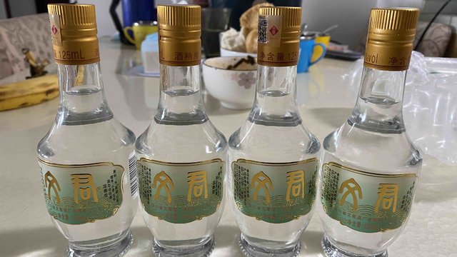 你一杯，我一杯，喝的脸上红霞飞。