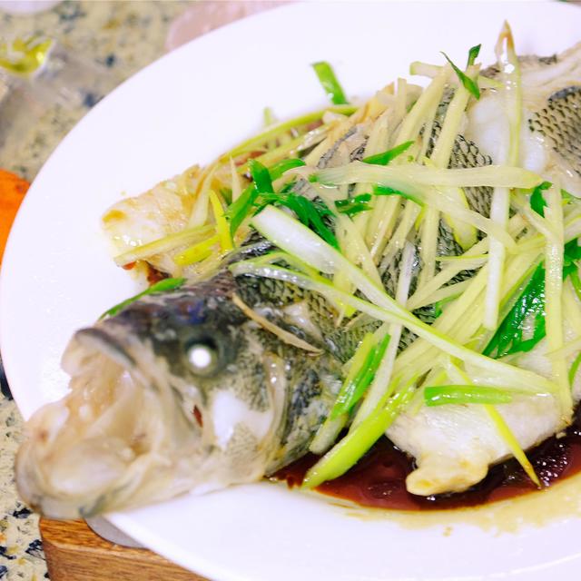 钓鱼佬的餐桌--清蒸鲈鱼