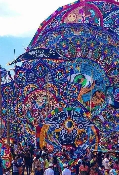 危地马拉亡灵节上色彩鲜艳的风筝（图源网络）