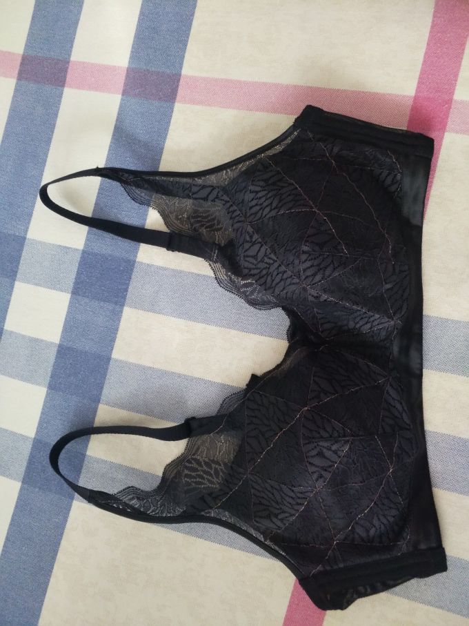 侧面是网眼透气设计,胖人的福音,整体样子也好看,黑色中有金线搭配,很