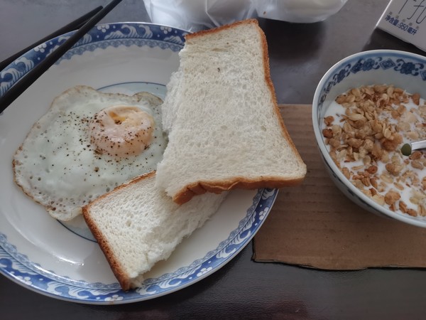 口感酥脆，日期也还算新，跟甜的酸奶一起会