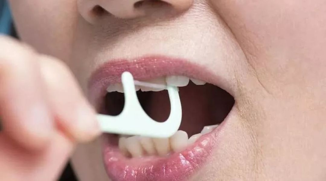 吃什么都会塞牙缝以至于天天随身带牙线牙缝很大到底该怎么办