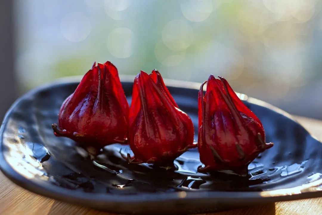 洛神花，学名玫瑰茄 ©华夏风物