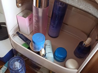 化妆品都可以归纳整理，好用的化妆盒。