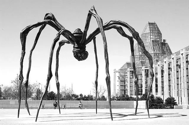 硕大的蜘蛛，是她心中的母亲形象，估价1.2-1.5亿港元上拍