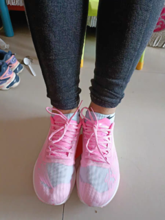 粉色的鞋子穿出门更好看