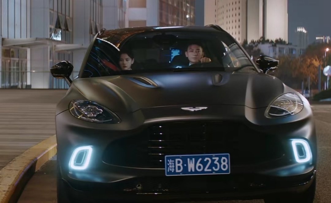 宋祖儿穿优衣库,黄子韬自带阿斯顿马丁,国产剧服化道现实又魔幻!