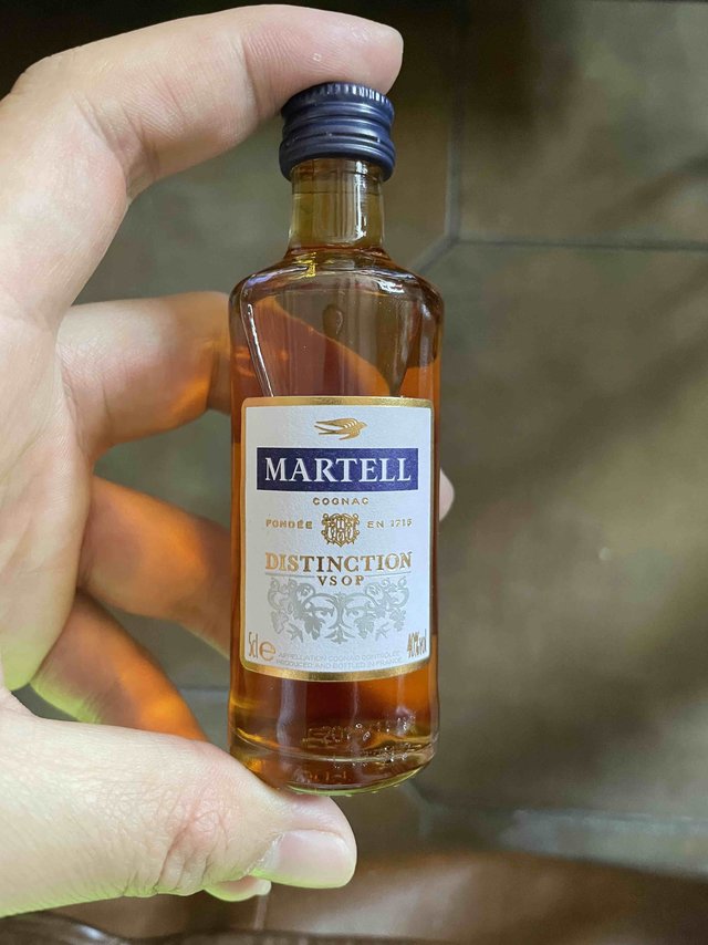 开瓶马爹利鼎盛干邑白兰地小酒把玩