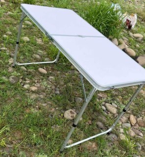 一款适合户外野餐的折叠桌子