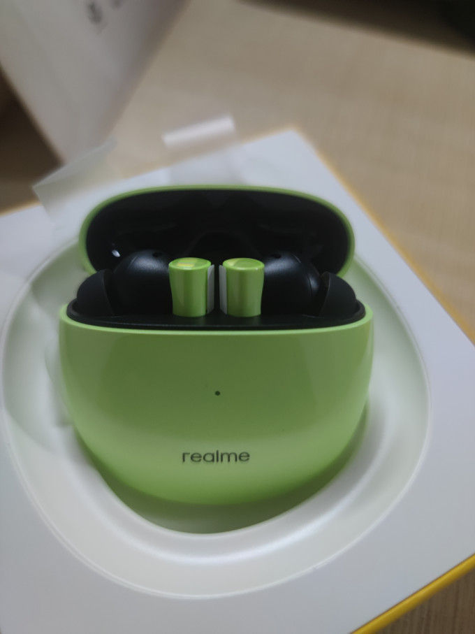 2022-04-18 09:14:02颜色好看配色很亮的耳机,很帅realme 真我 buds