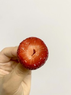 这个草莓长得像个jiojio