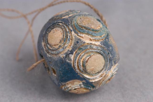 两颗2000多年的“蜻蜓眼玻璃珠”，联结两条丝绸之路