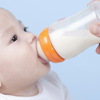 奶爸奶妈注意：婴幼儿配方奶粉新国标实施在即，六大品牌二十七款奶粉率先通过国家配方评审，不要买错了