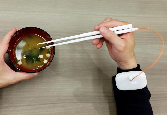又一奇葩物？日本研发可“增强咸味”的电子筷