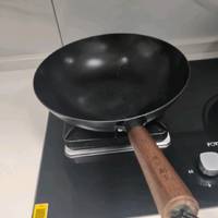 老式的圆形铁锅，炒菜锅