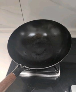 老式的圆形铁锅，炒菜锅
