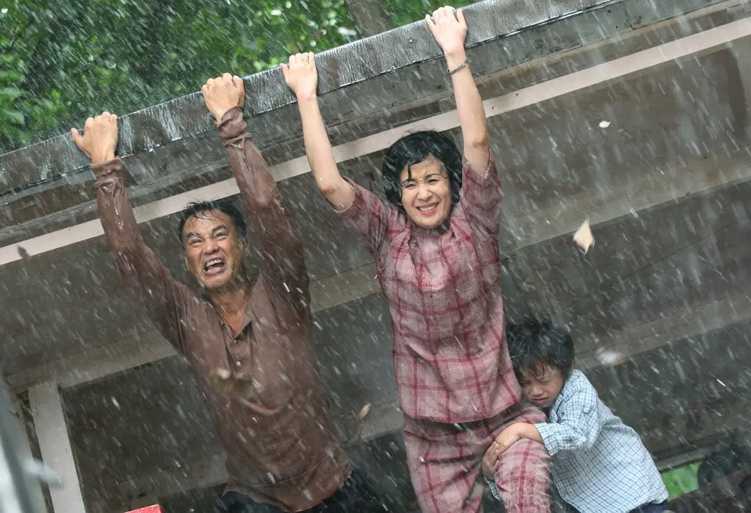 60年代的香港,风云变幻,时代动荡,一家小鞋铺在这样的风雨之中摇