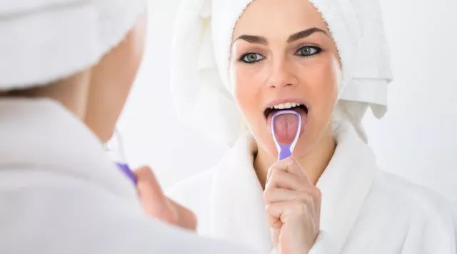看舌头知百病，要是口腔黏膜有在发白你需要谨慎了！