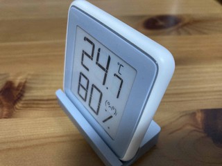 简约实用的电子室内温湿度计。