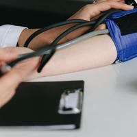 【带病投保】有高血压还能否买健康险？超实用「高血压投保科普」，附可买产品测评